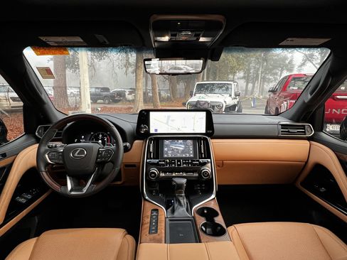 Used 2025 Lexus LX 600 4WD w/ Luxury Package image 36