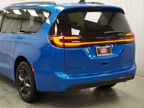 New 2026 Chrysler Pacifica Select image 12