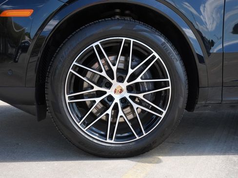 Used 2025 Porsche Cayenne AWD/4WD image 28
