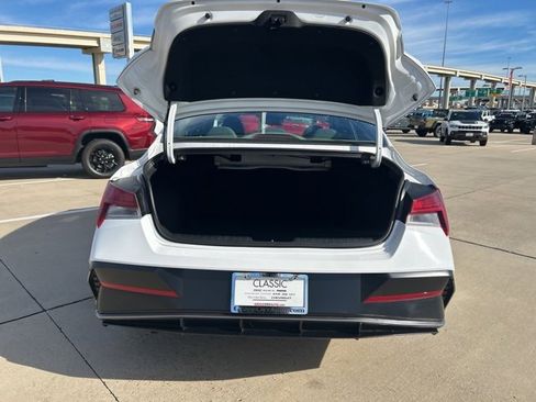 Used 2025 Hyundai Elantra SEL image 9