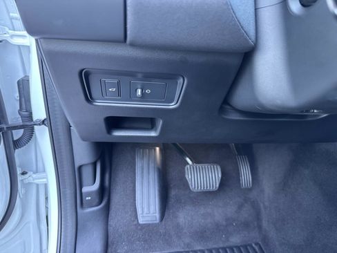 Certified 2025 Land Rover Discovery S image 33