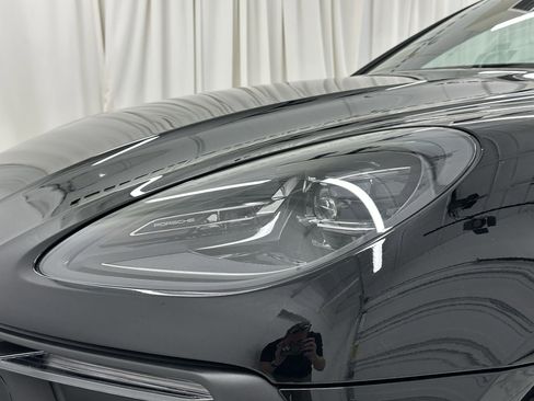 Certified 2025 Porsche Macan image 17