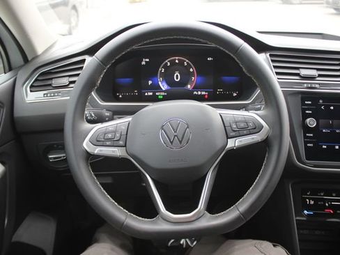 Used 2023 Volkswagen Tiguan SE image 13