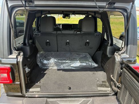 Used 2025 Jeep Wrangler Unlimited Rubicon AWD/4WD image 25