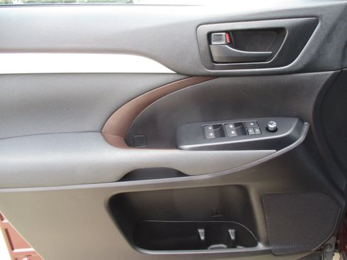 Used 2019 Toyota Highlander LE AWD/4WD image 25
