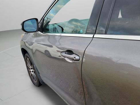 Used 2018 Toyota Highlander SE image 28