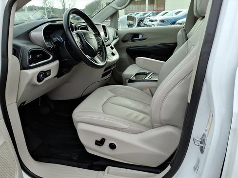 Used 2021 Chrysler Pacifica Touring-L image 16
