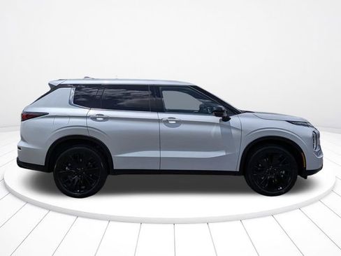 New 2026 Mitsubishi Outlander LE FWD image 2