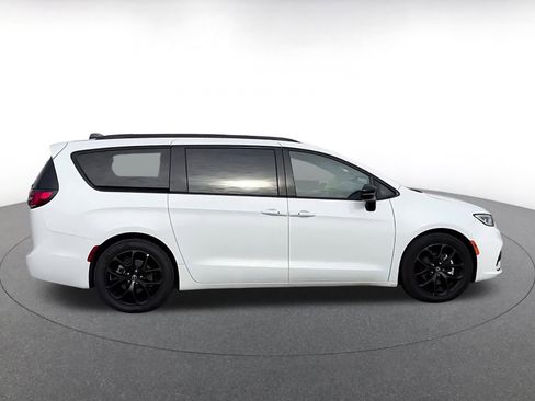 Used 2025 Chrysler Pacifica Limited image 16