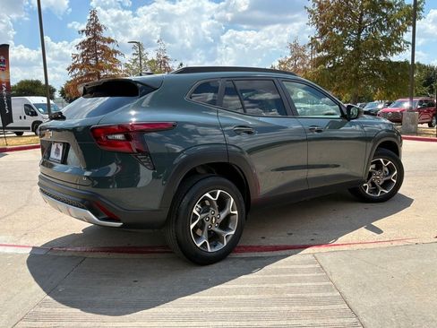Used 2025 Chevrolet Trax LT w/ LT Convenience Package FWD image 6