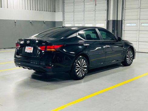 Used 2024 Nissan Altima 2.5 SV FWD image 17