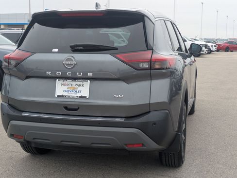 Used 2023 Nissan Rogue SV image 3