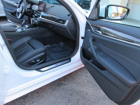 Used 2023 BMW 530e w/ M Sport Package image 22