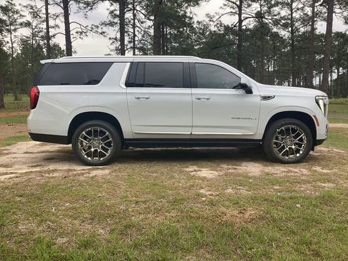 New 2026 GMC Yukon XL Denali w/ Denali Reserve Package RWD image 5