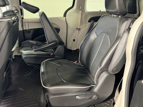 Used 2022 Chrysler Pacifica Limited w/ Uconnect Theater Family Group FWD image 26