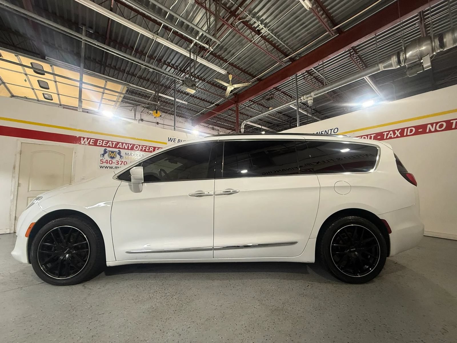 Used 2018 Chrysler Pacifica Touring-L FWD image 11