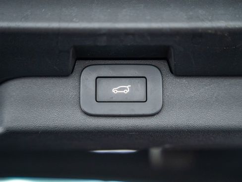 Used 2024 Land Rover Discovery Metropolitan Edition AWD/4WD image 12