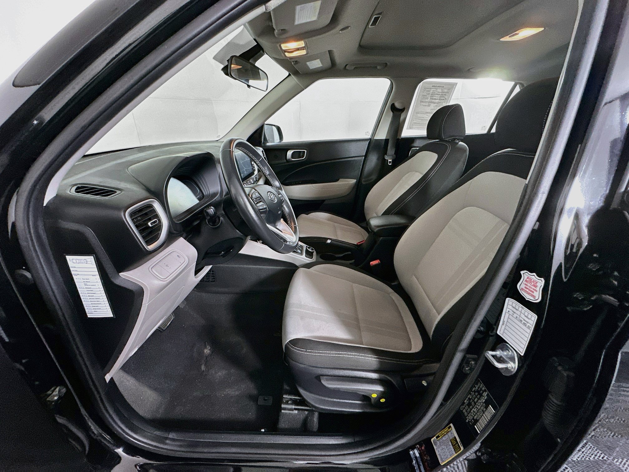 Used 2025 Hyundai Venue SEL FWD image 13