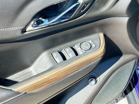 Used 2023 GMC Acadia SLE w/ Driver Convenience Package image 17