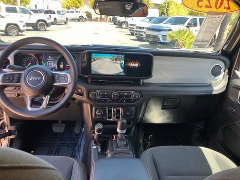 Used 2025 Jeep Wrangler Unlimited Sahara AWD/4WD image 12