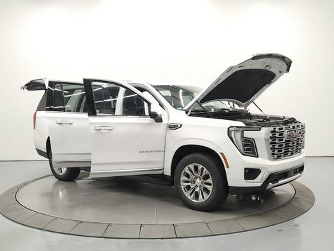 Used 2025 GMC Yukon XL Denali AWD/4WD image 9