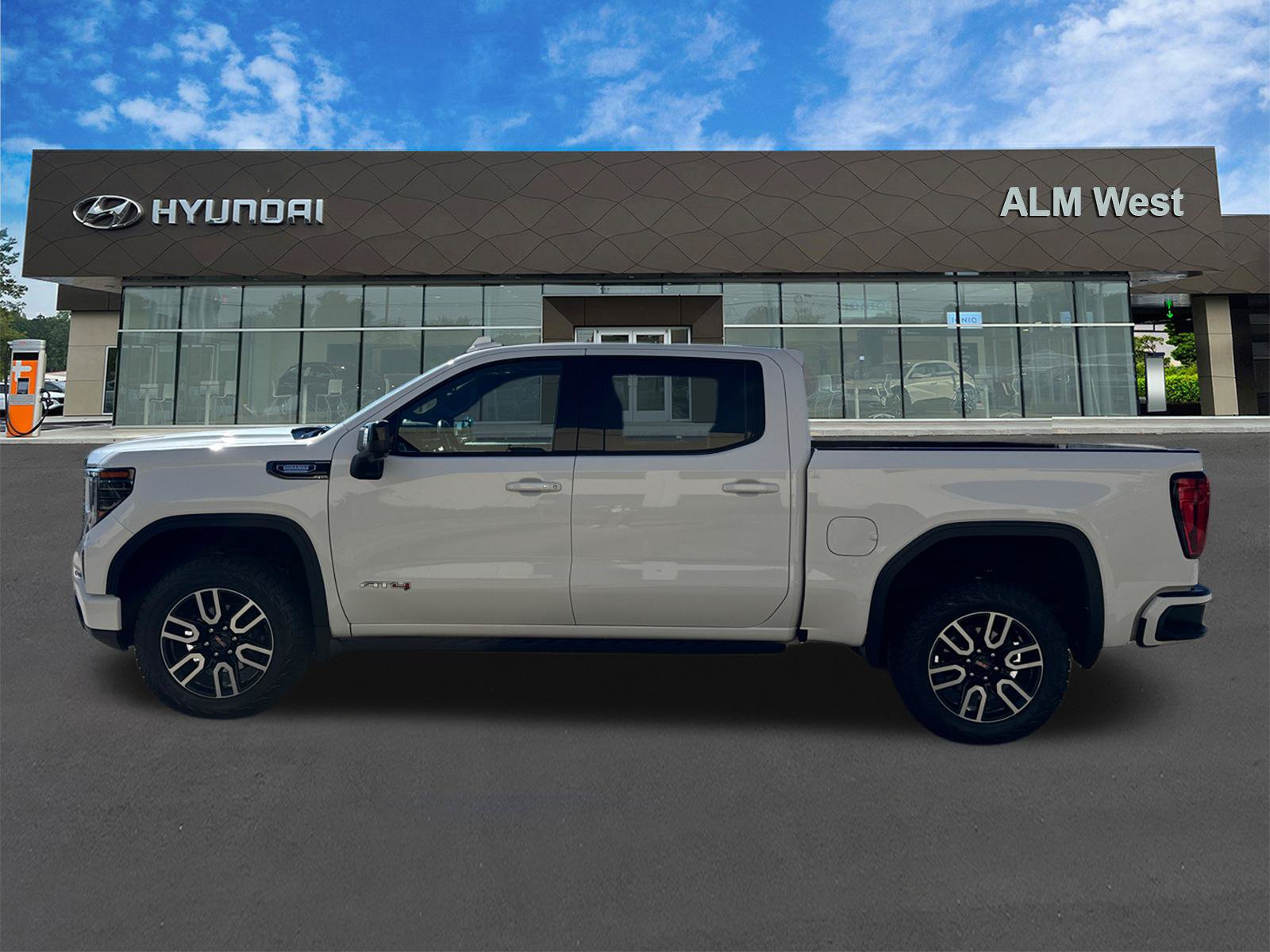Used 2023 GMC Sierra 1500 AT4 w/ AT4 Premium Package AWD/4WD image 8