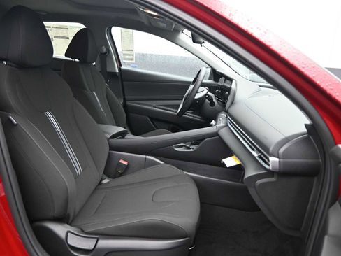 Used 2024 Hyundai Elantra SEL w/ Convenience Package image 11