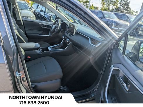 Used 2025 Toyota RAV4 XLE AWD/4WD image 9