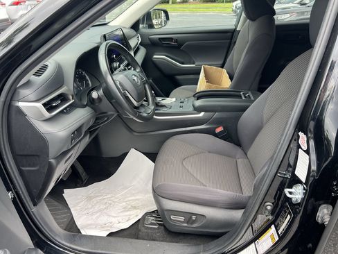 Used 2024 Toyota Highlander LE FWD image 16