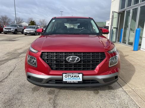 Used 2023 Hyundai Venue SE image 3