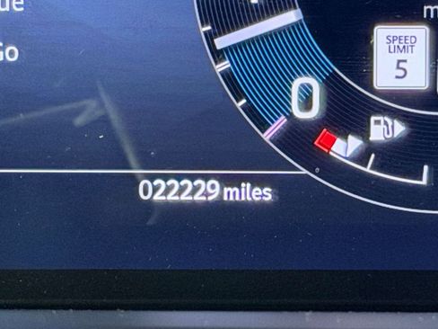 Certified 2023 Land Rover Discovery Metropolitan Edition image 21