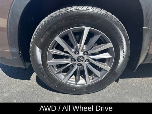 Used 2019 Toyota Highlander XLE AWD/4WD image 10