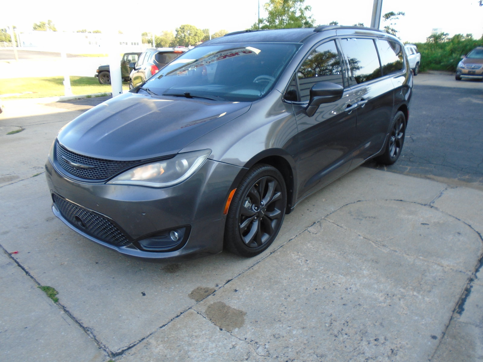 Used 2018 Chrysler Pacifica Touring-L w/ Advanced Safetytec Group FWD image 6