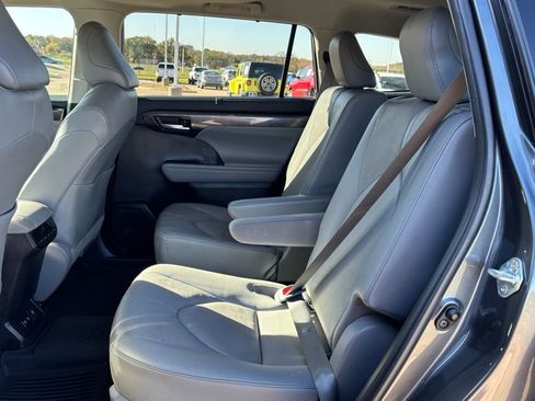 Used 2021 Toyota Highlander Limited image 16