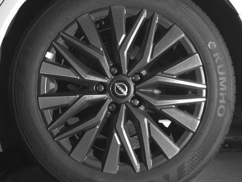 Used 2025 Nissan Altima 2.5 SV FWD image 14