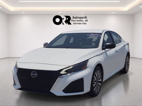 Used 2025 Nissan Altima 2.5 SV FWD image 2