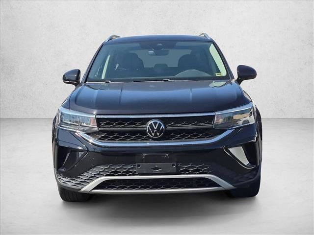 Used 2023 Volkswagen Taos SE FWD image 2