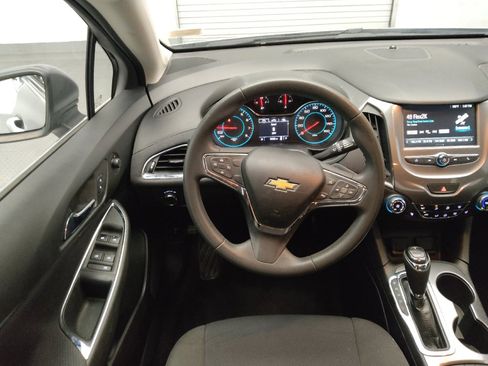 Used 2018 Chevrolet Cruze LT w/ Convenience Package FWD image 22