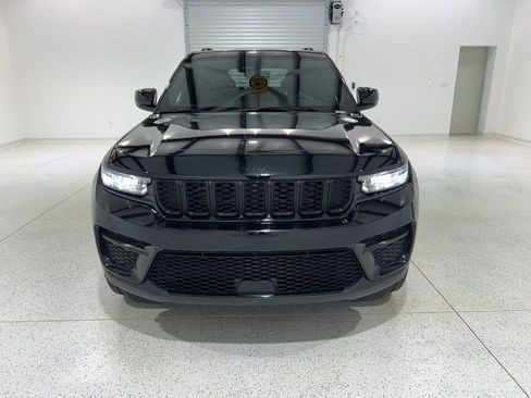 Used 2025 Jeep Grand Cherokee Altitude image 8