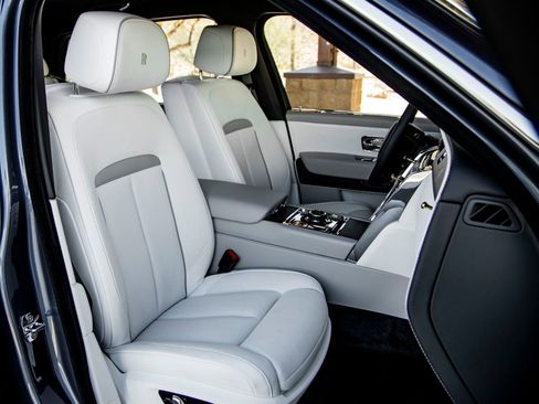 Certified 2024 Rolls-Royce Cullinan w/ Cullinan Package image 32