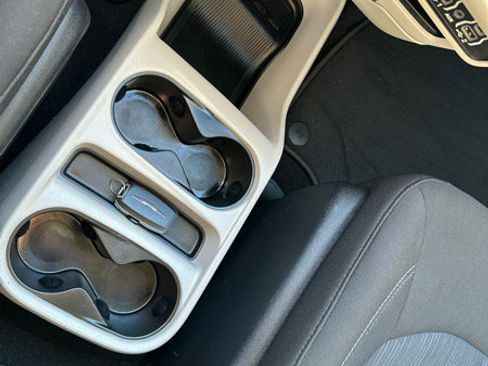 Used 2021 Chrysler Voyager L image 18