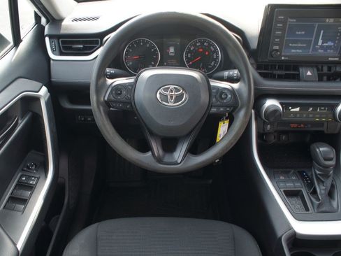 Used 2021 Toyota RAV4 LE FWD image 5