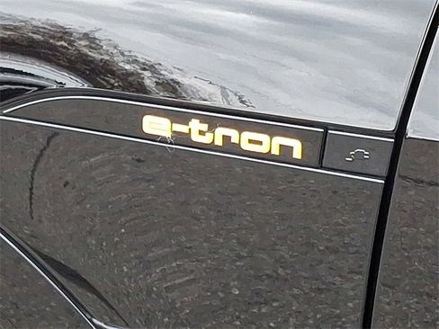 Used 2022 Audi e-tron Premium image 30