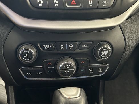 Used 2018 Jeep Cherokee Overland w/ Technology Group image 33