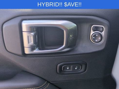 Used 2025 Jeep Wrangler Unlimited Sahara image 13