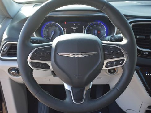 Used 2024 Chrysler Pacifica Touring-L FWD image 20
