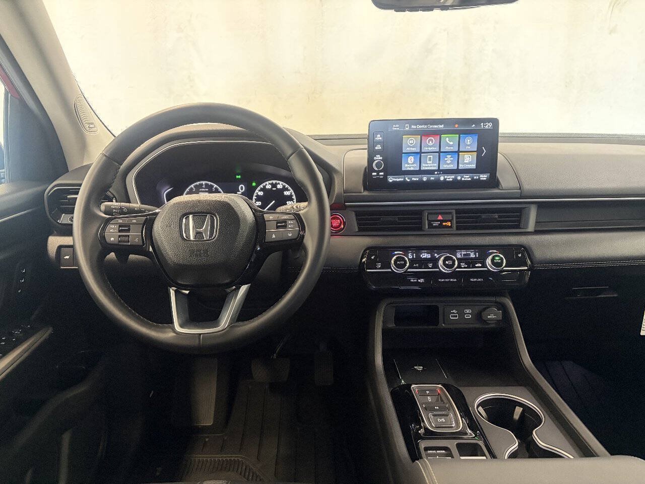 Used 2025 Honda Pilot Touring image 13