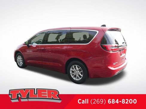 New 2026 Chrysler Pacifica Select image 5