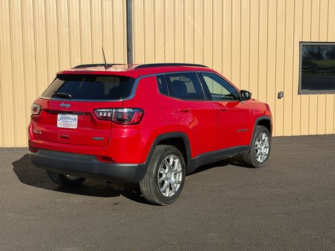Used 2023 Jeep Compass Latitude image 2