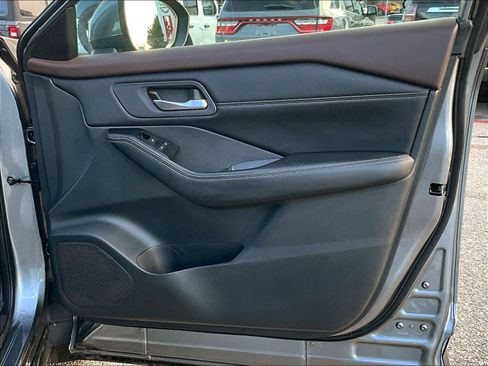 Used 2023 Nissan Rogue SV w/ SV Premium B Package image 12